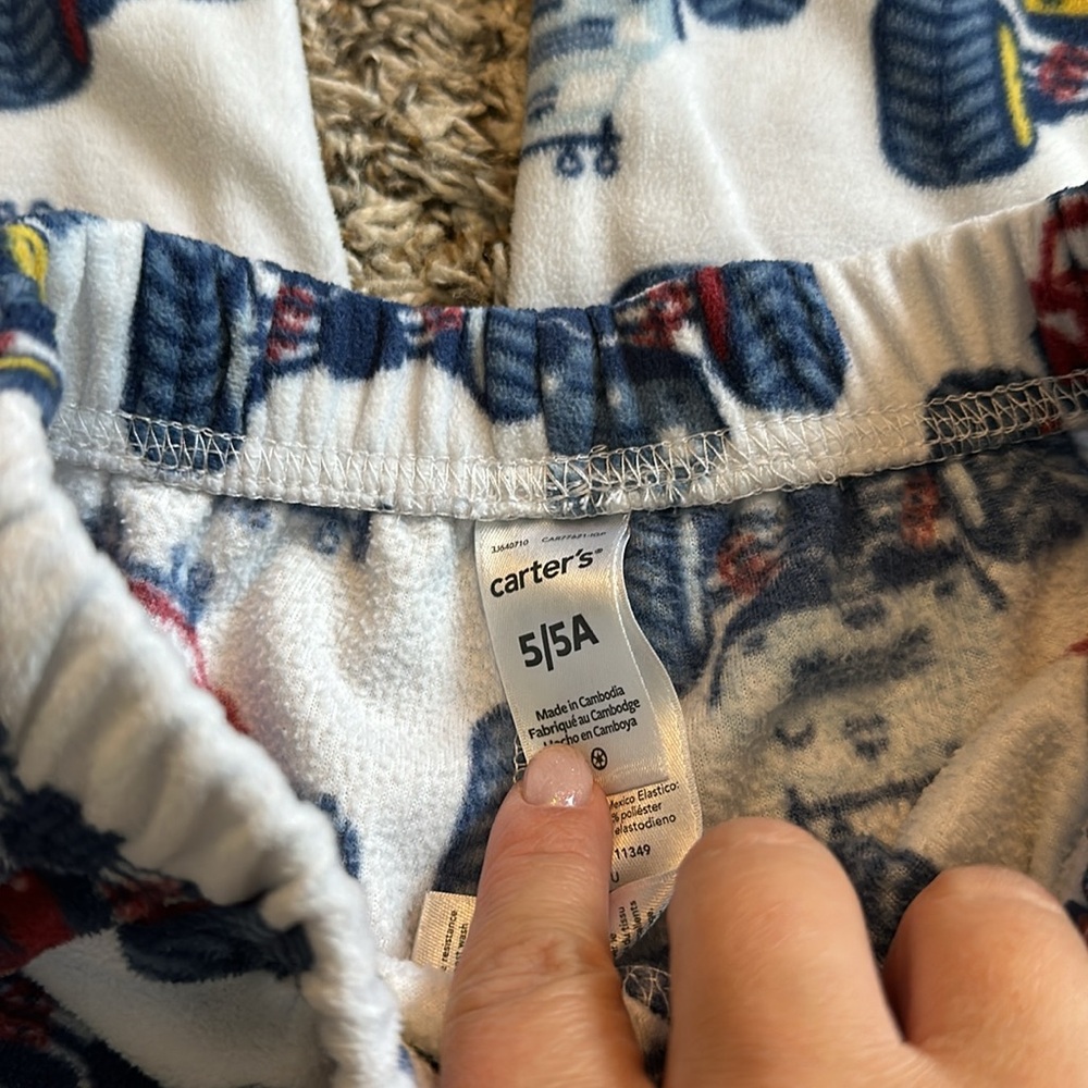 Like new fleece Carter’s size 5 fleece pajamas. 3 - Picture 5 of 5
